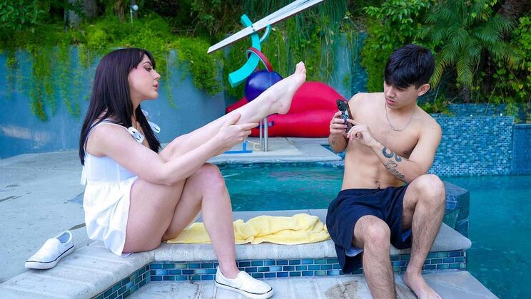 Foot Fetish Stepsister Whitney Wright Gives Deep Throat Blowjob
