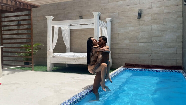 Pool Pleasure: Carel & Ria